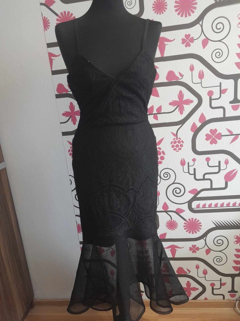 Czarna sukienka dłuższą midi dopsowana na ramiączkach syrenka S 36