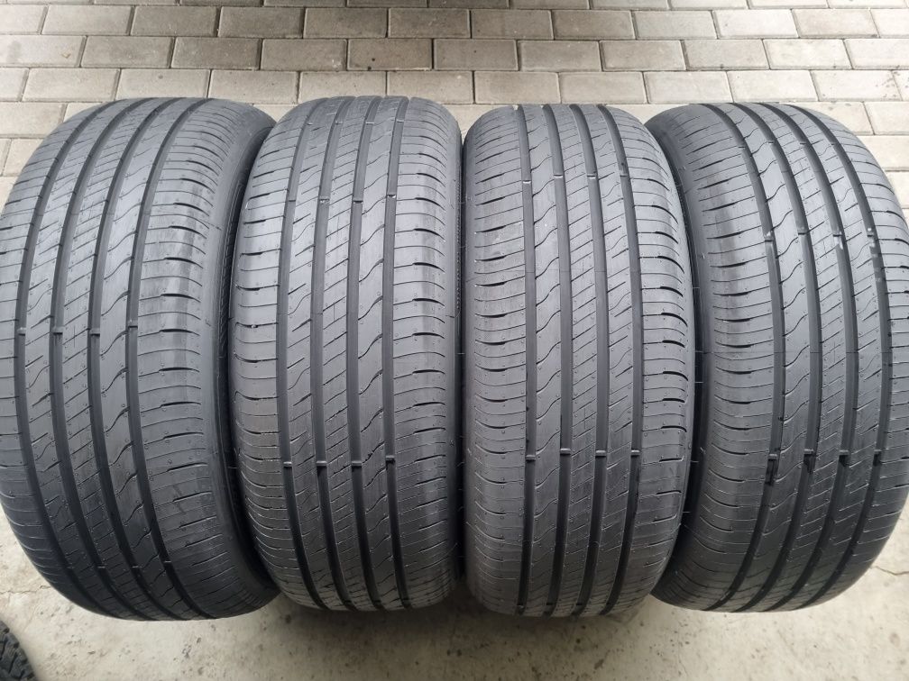 215/55/17  98W Goodyear Efficientgrip Performance 2  j2023.r demo