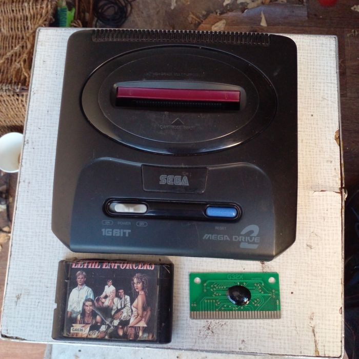 SEGA Mega Drive 2 HAA -2502 консоль и два картриджа