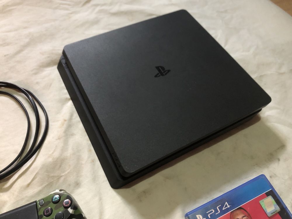 konsola ps4 slim 1TB, fifa20+pad