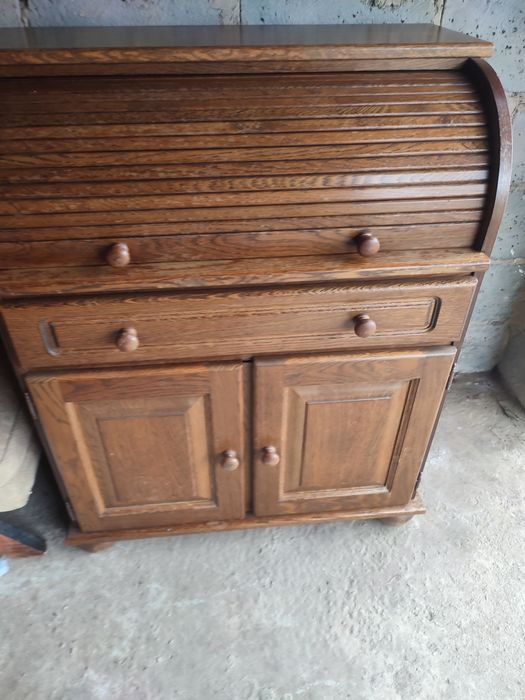 Stary, drewniany sekretarzyk