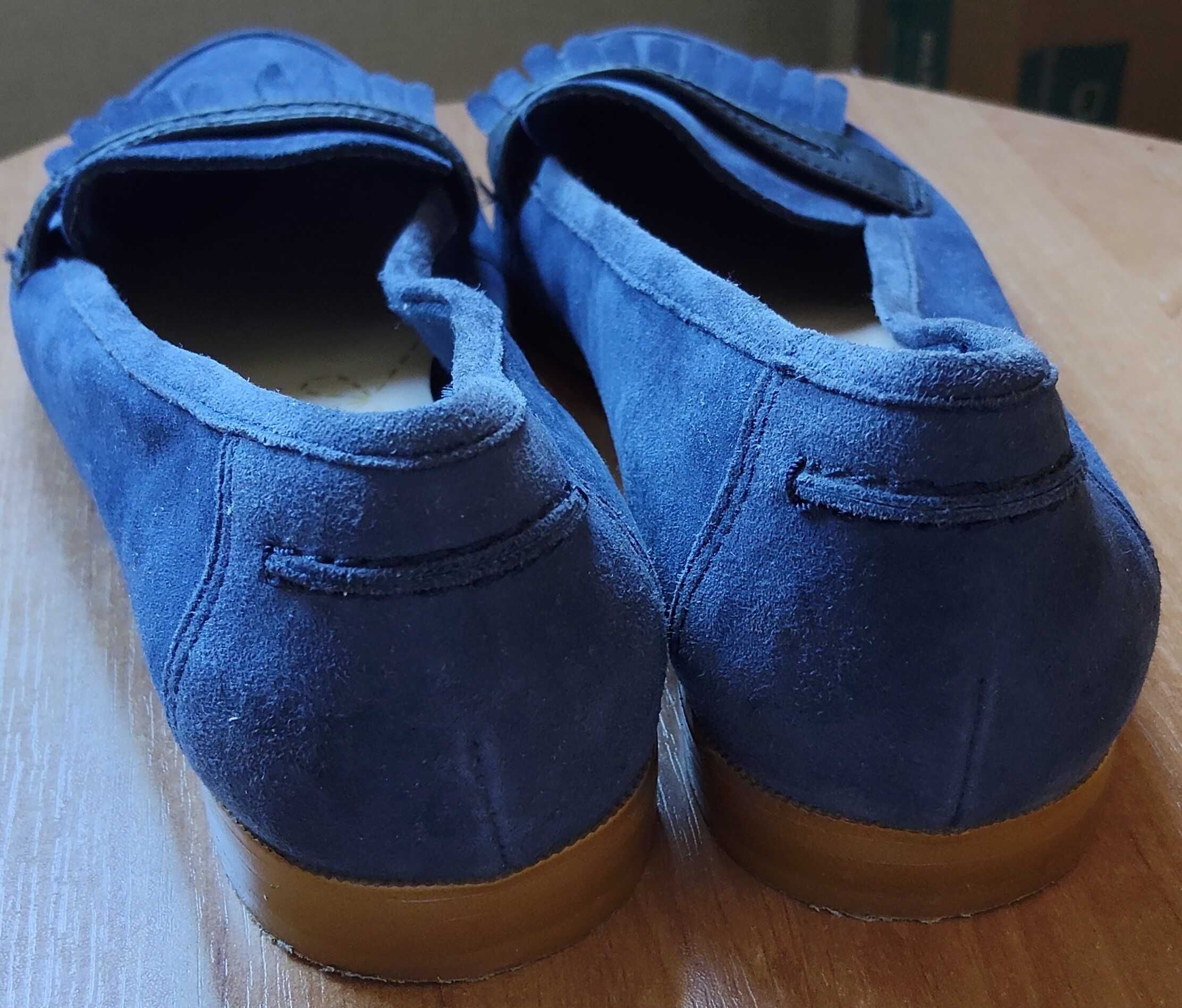 Eleganckie mokasyny Clarks – skóra zamszowa, granatowe, rozmiar 39