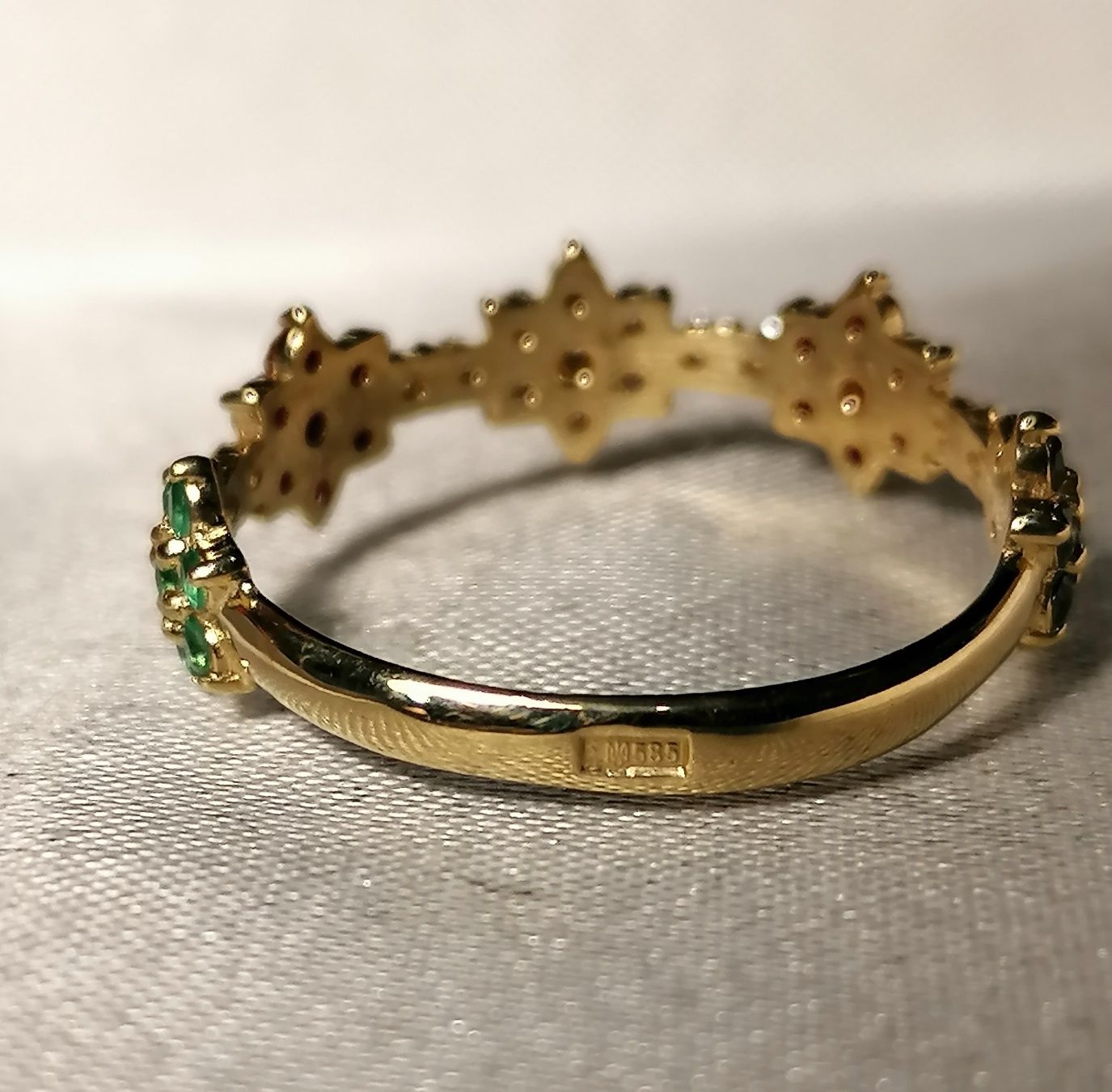 Золотое кольцо с натуральными сапфирами, рубинами, изумрудами, и брилл