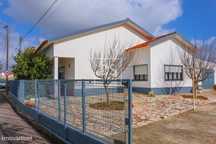 Moradia Térrea T3 com garagem box, anexo e armazém com 228,00m² em Tor
