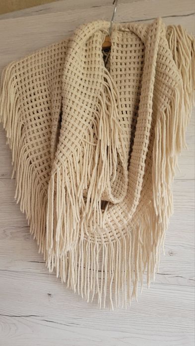 Śliczny komin szal z licznymi frędzlami