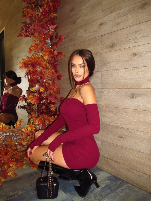 сукня міні з голоми плечима чокером