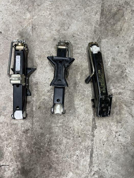 Домкрати у хорошому стані два нових по гривень а по 450 за іншого 300