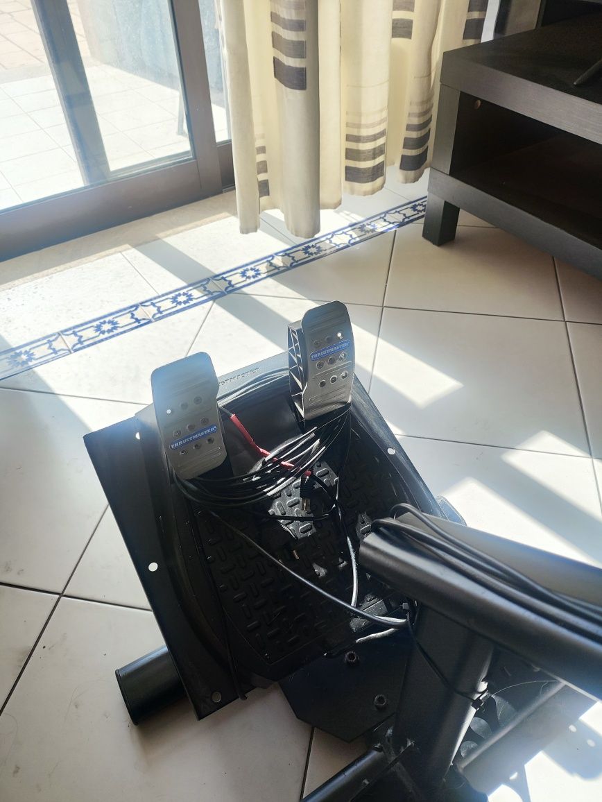 Thrustmaster t300rs com baquete