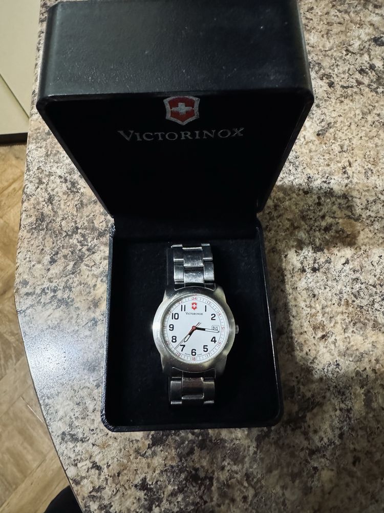 Часы Victorinox 4.572
