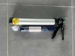 Pistolet do wyciskania mas + korek w plynie