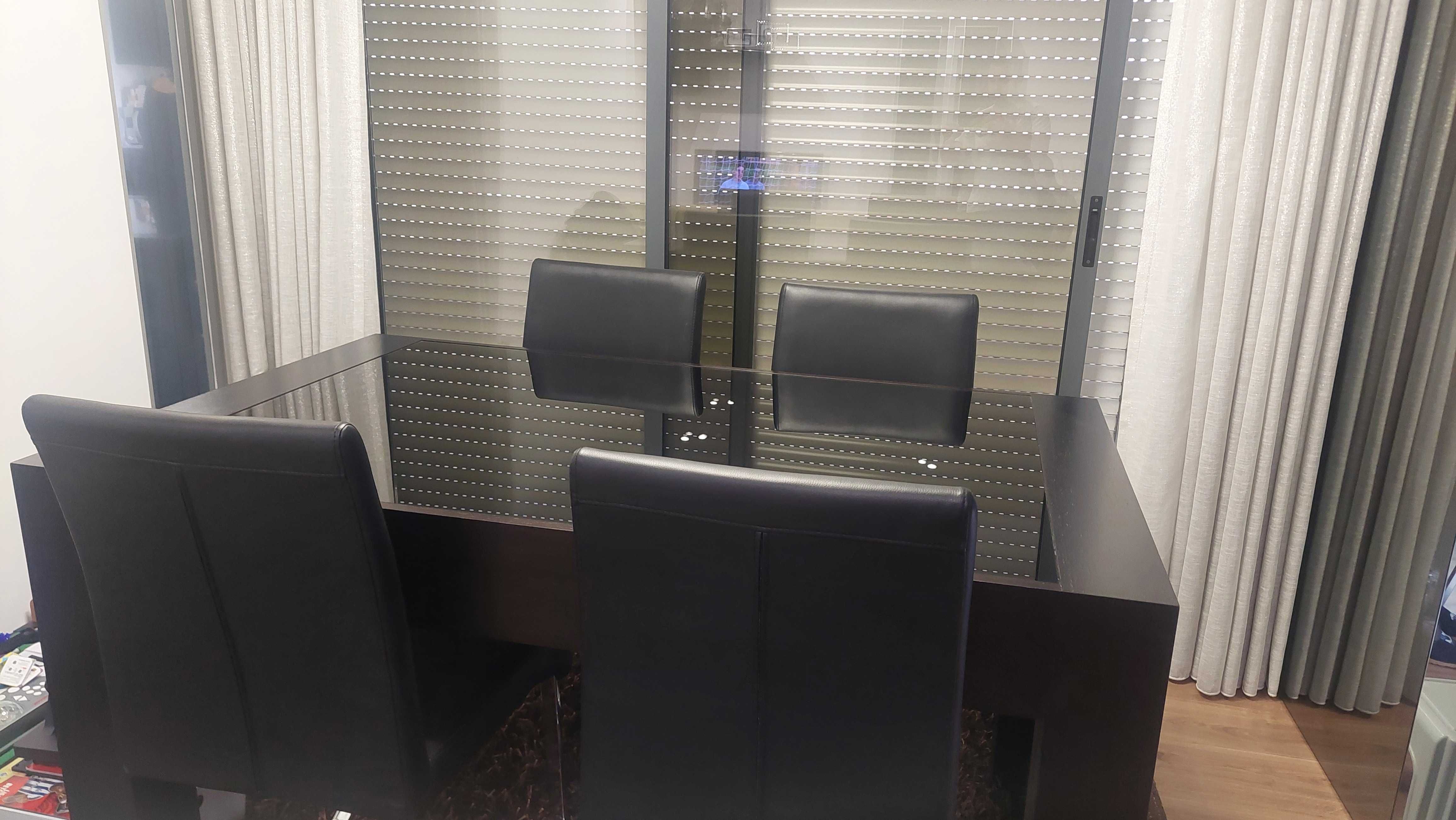 Mesa é cadeiras de sala.