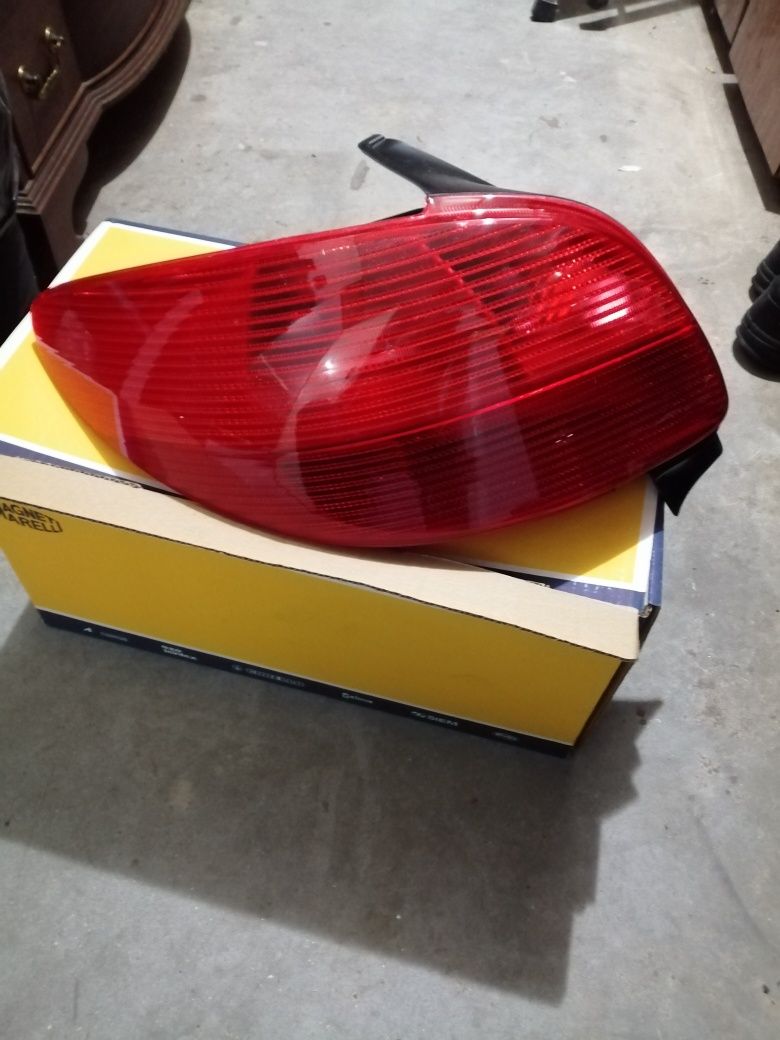 Estou a vender um farol trazeiro esquerdo para Peugeot 206 HDI Novo