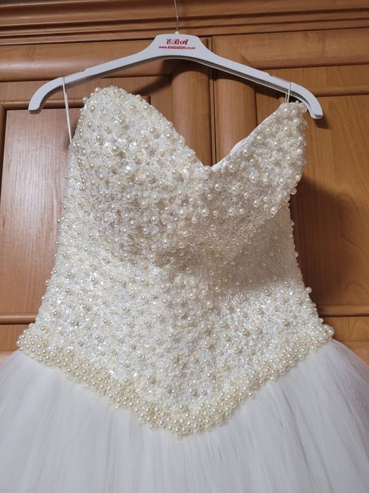 Весільна сукня з вишитим корсетом ручної роботи, можлива оренда