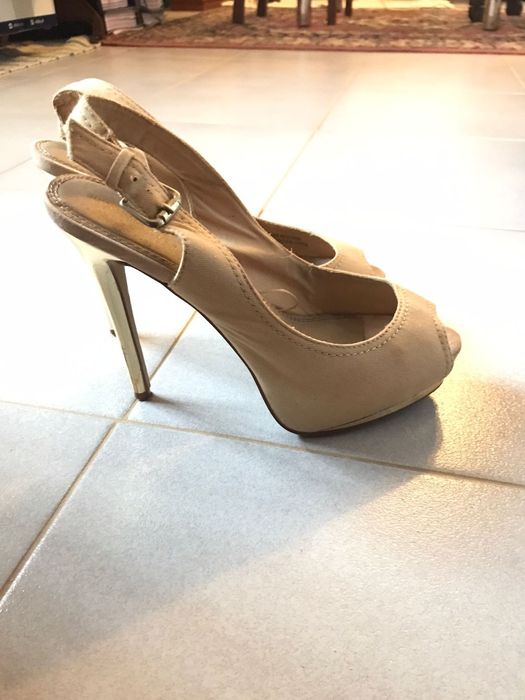 Sapatos beges em tecido