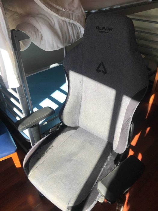 Cadeira Gaming Alpha Gamer - Funcional com sinais de uso