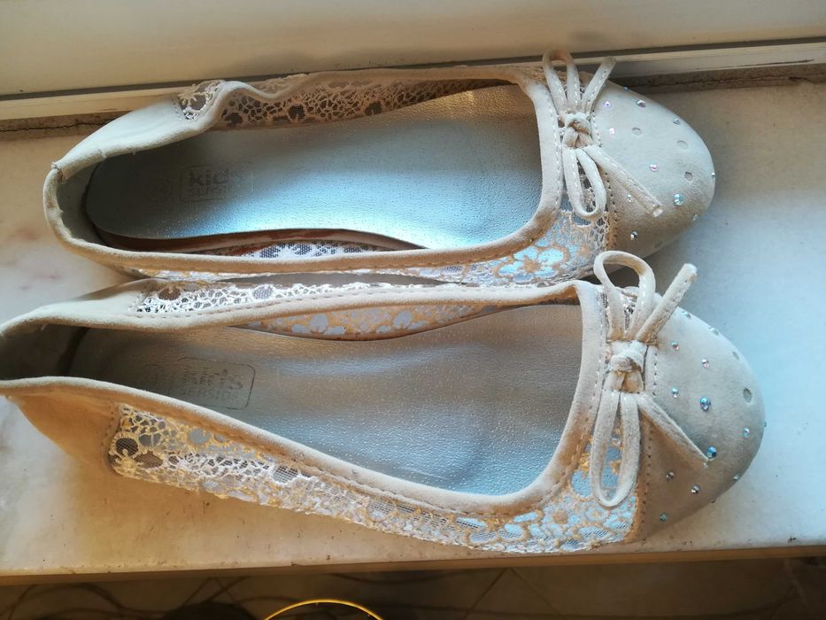 Sapatos, sabrinas e carneiras criança novos 35