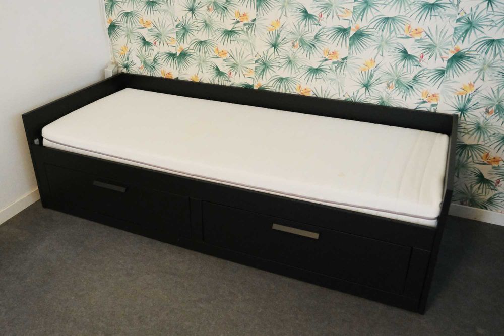 Cama individual com arrumação e colchão