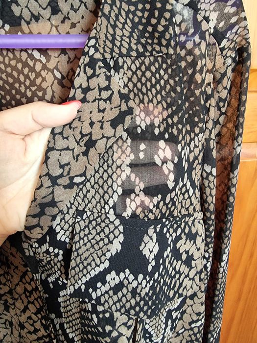 Camisa padrão cobra/ animal print com transparência Zara, tamanho XS