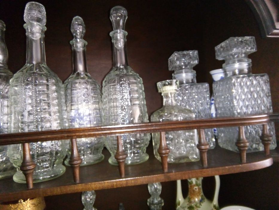 Garrafas em vidro lapidado nunca usadas
