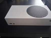 Xbox Series S + 2 pady + 2 gry
