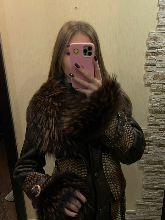 Дублянка натуральна оздоблена хутром єнота зі вставками