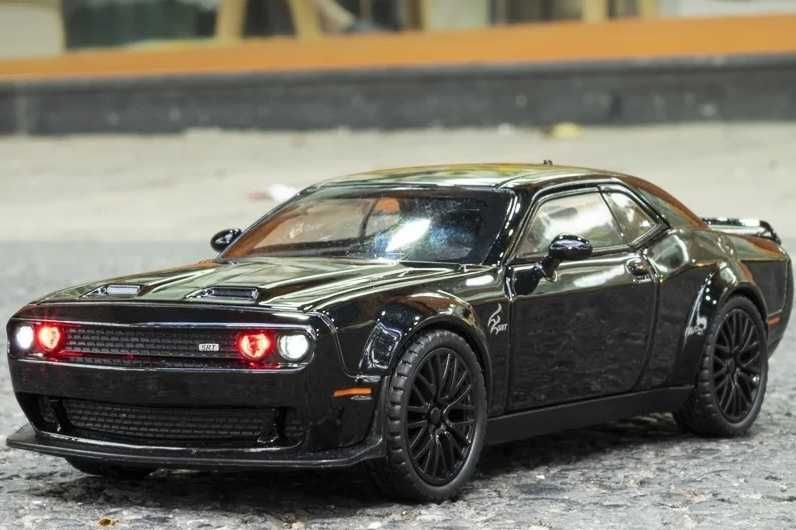 Model DODGE CHALLENGER 1:32 podstawka box led dźwięk maska klapa