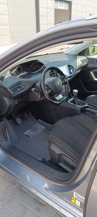 Peugeot 308 2015 року