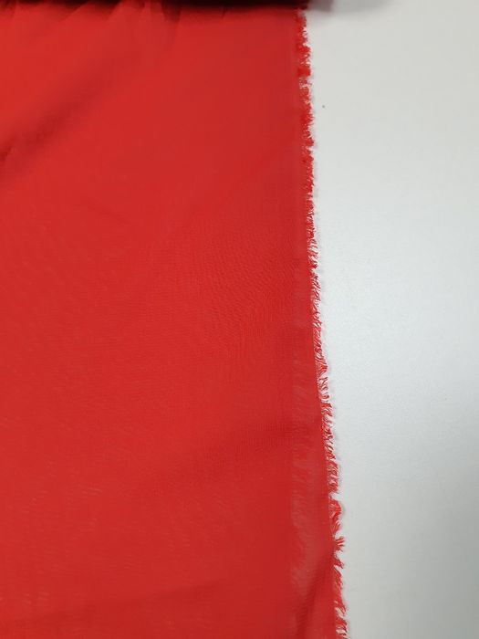 Żorżetka czerwona (przybrudzona) szer.146 cm.