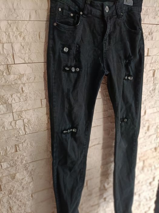 Czarne spodnie jeans przecierane z cekinami rozm ok. S stan jak na zdj