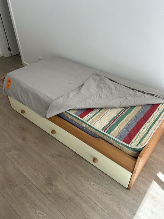 Cama individual 90x200 com colchão e arrumacão