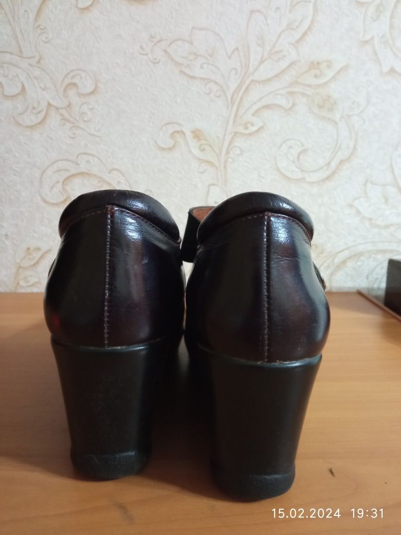 Продам жіночі шкіряні туфлі