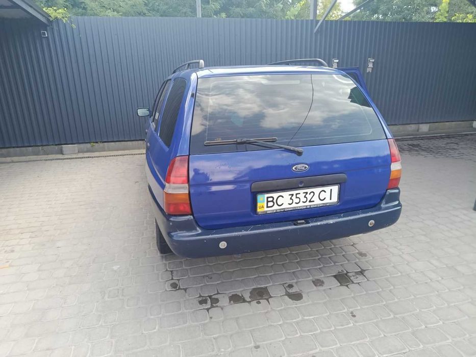 Машина Ford escort