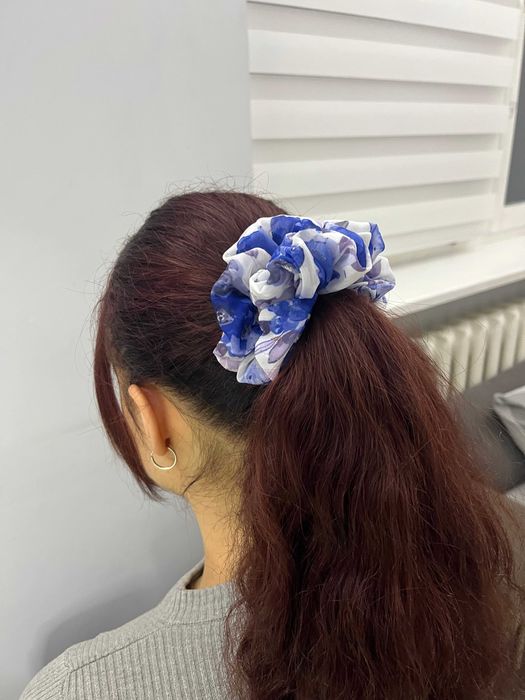 Mała gumka scrunchie – niebiesko-biała, ręcznie szyta, nowa