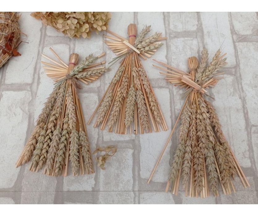 Ангел різдвяний з соломи прикрашений колоссям