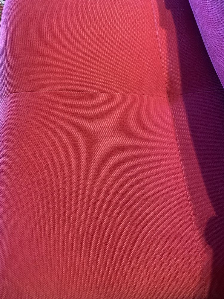 Продам угловой диван с яркой обивкой малинового цвета