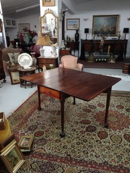 Mesa de Abas seculo XVIII com patas de Leão, em Mogno