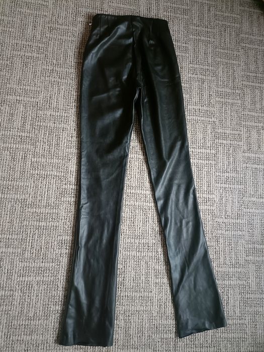 Lateksowe spodnie z szerszą  nogawka dzwon Zara