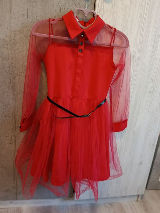 Плаття червоне , святкове 9 років .на ріст140