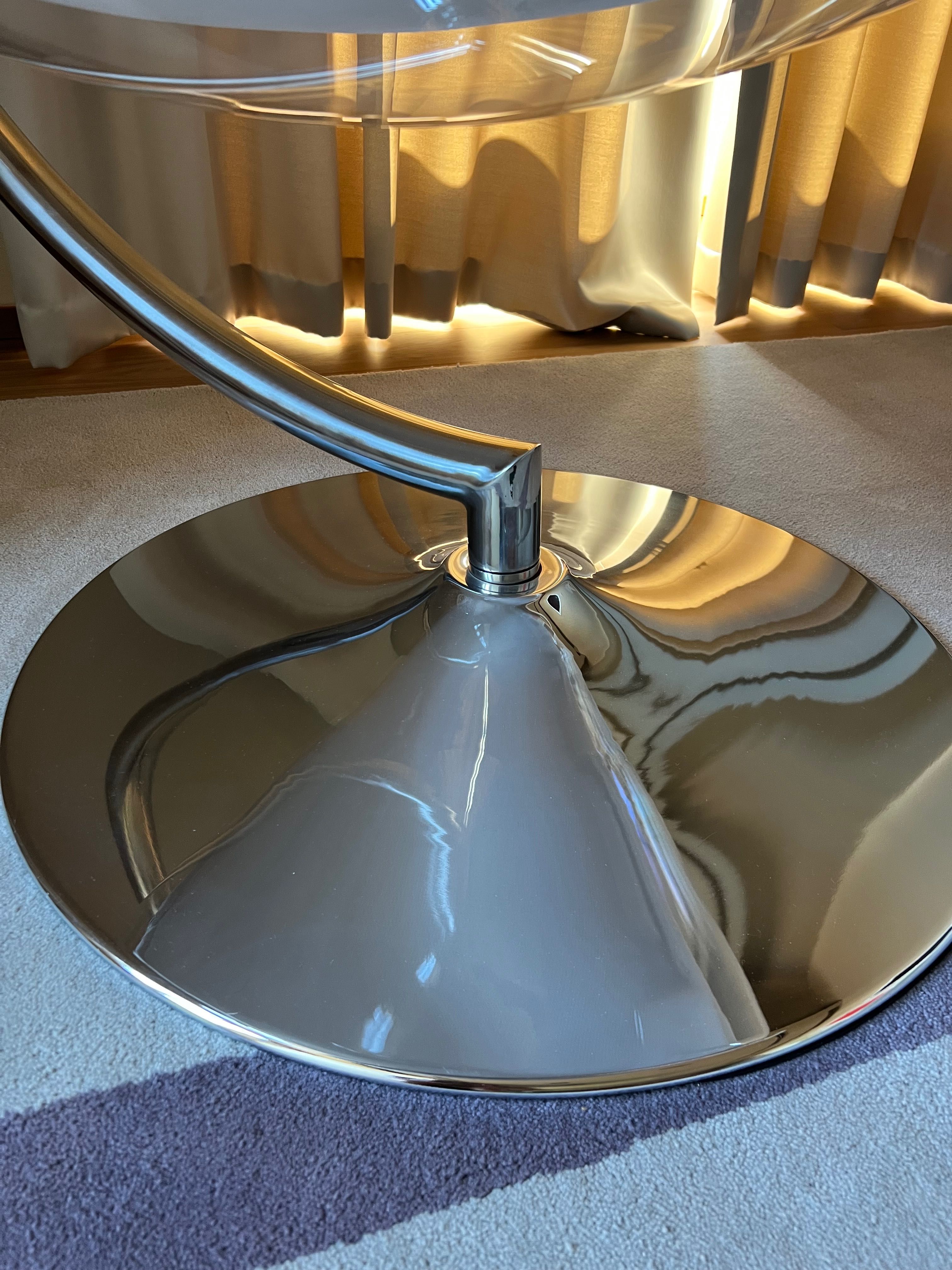 Cadeira suspensa acrílico Hanging egg chair with stand Eero Aarnio