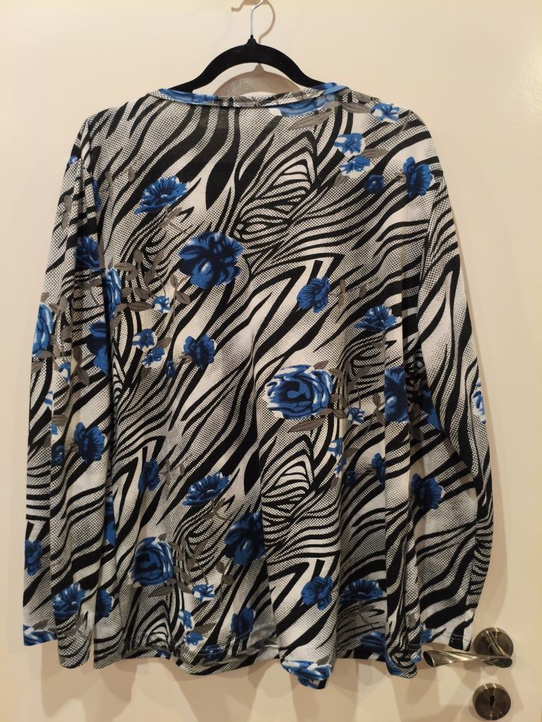 Wzorzysty sweterek w kwiaty roz. 4XL
