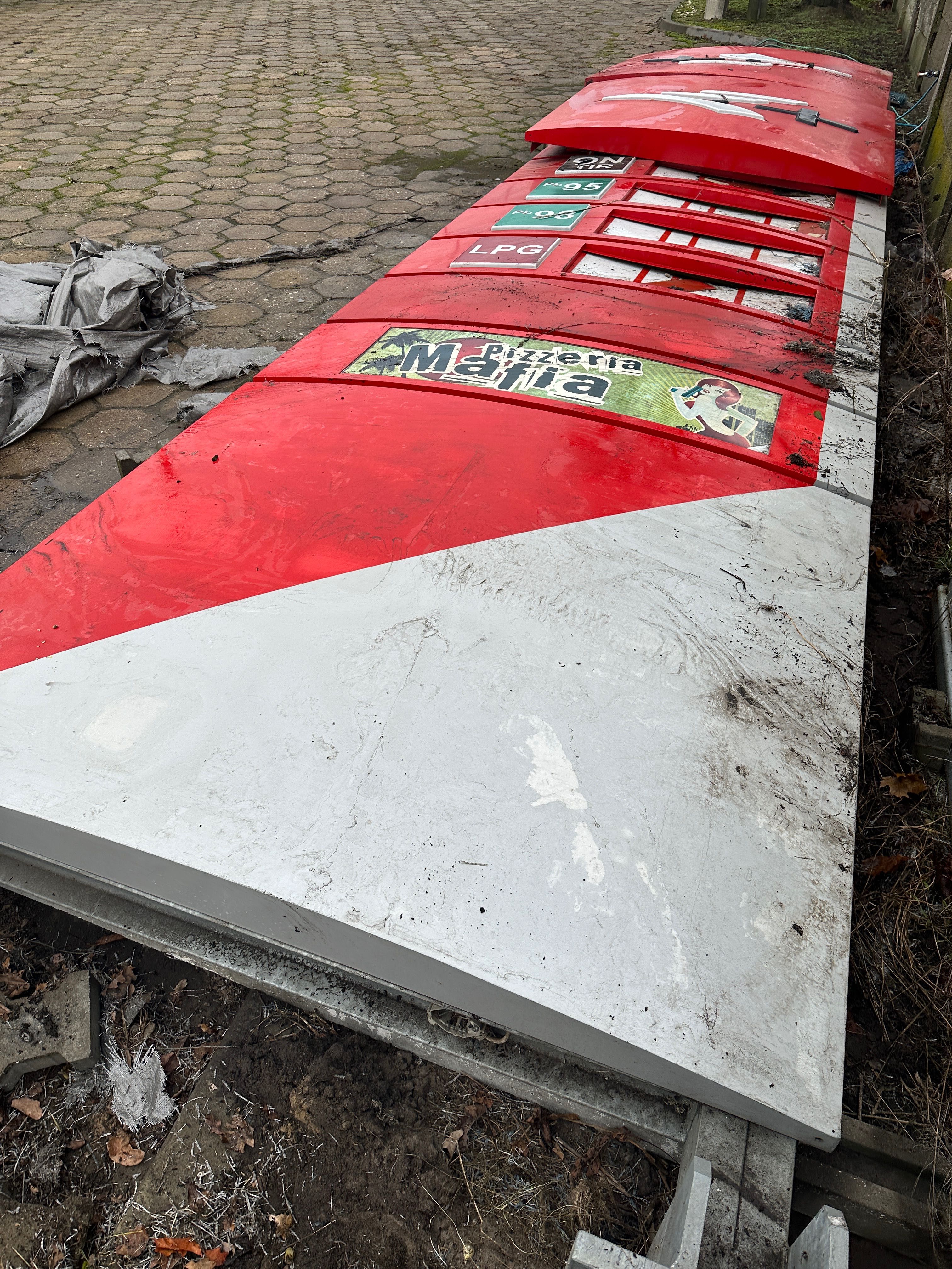 Pylon reklamowy stacja paliw