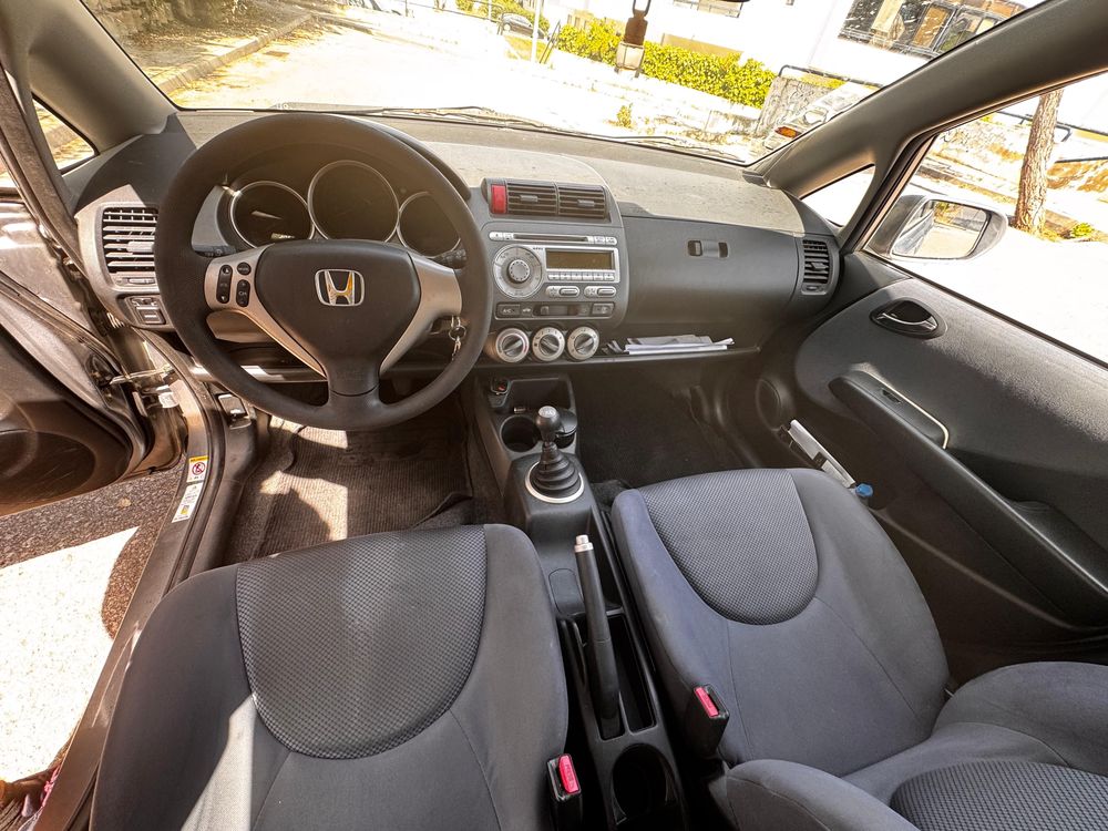 Honda Jazz 1.2 2005 – Económico, a Gasolina, com Teto de Abrir!