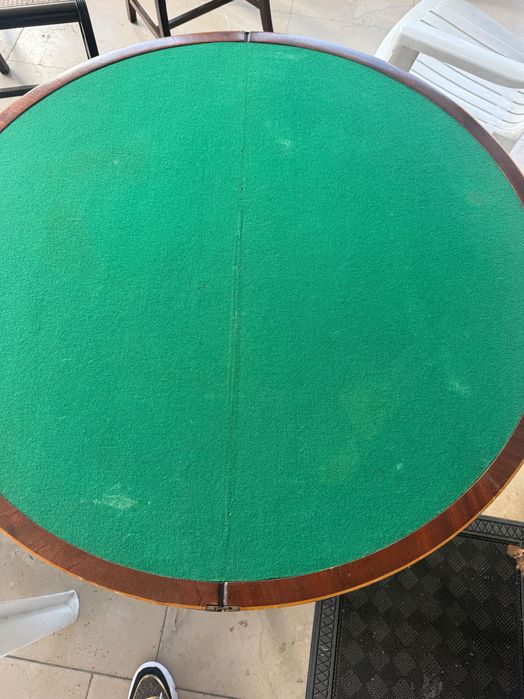 Mesa de jogo castanha