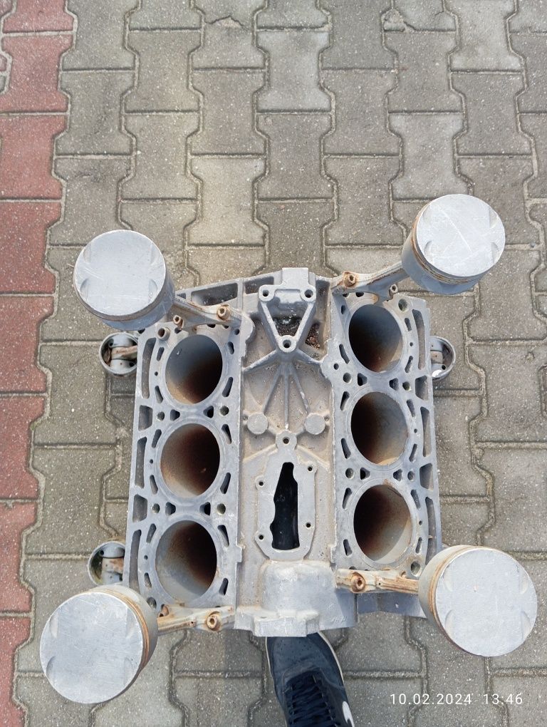 Stolik z bloku silnika V6