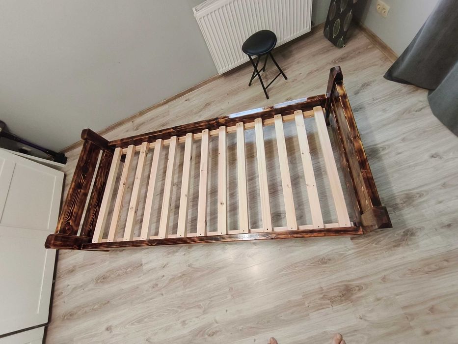 Ręcznie robione łóżko z litego drewna sosnowego 90x200 – opalane
