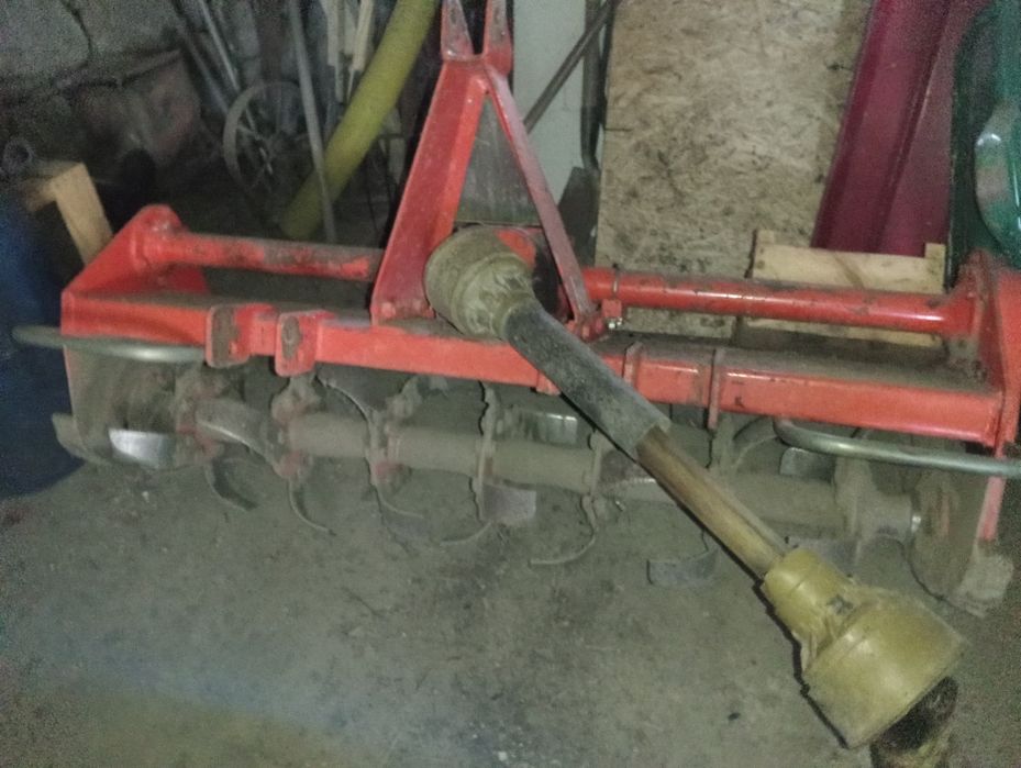 Trator e acessórios em bom estado podem ver sem compromisso