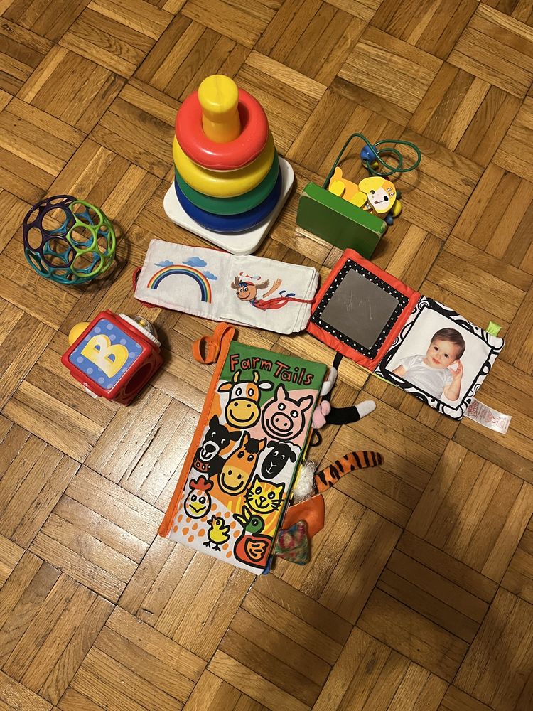Zestaw zabawek, książeczki sensoryczne, piramida, labirynt, oball