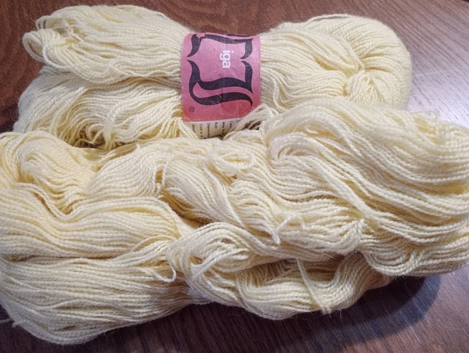 Oddam za 10 zł 2 duże (100g) motki wełny. Kolor cytrynowy.