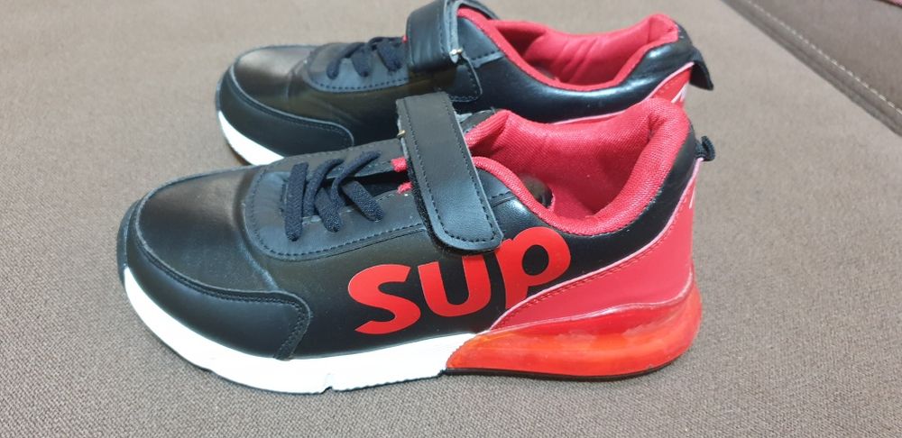 Кроссовки Supreme