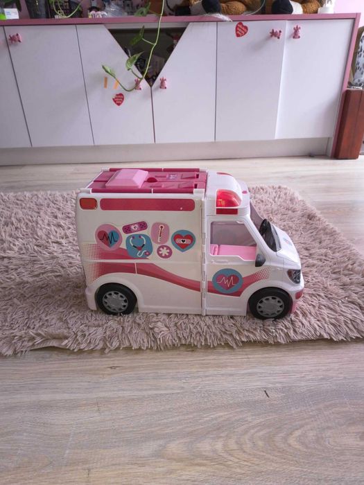 -Karetka Barbie HKT79 Mobilna klinika Zestaw z 20 akcesoriami